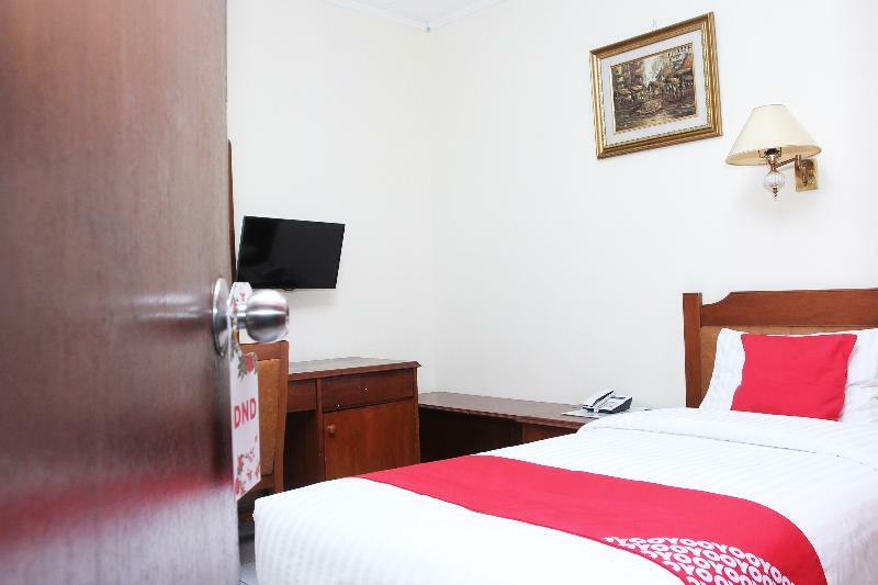 Oyo 108 Hotel Surya Jakarta Exterior foto